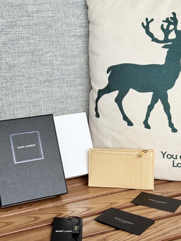 イヴサンローラン財布背面デザイン
